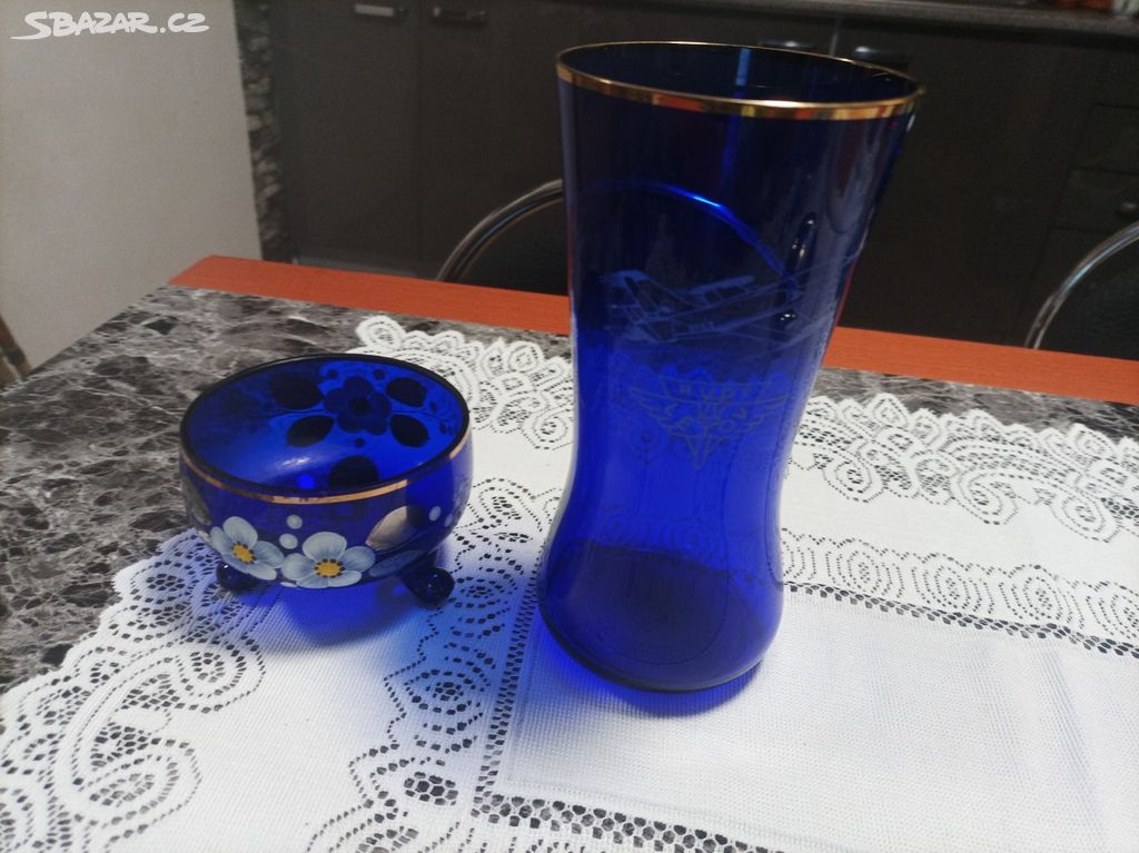 Modré sklo , mistička trojnožka a váza Rudý Letov